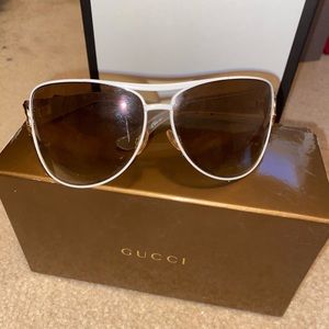 White trim Gucci aviator glasses